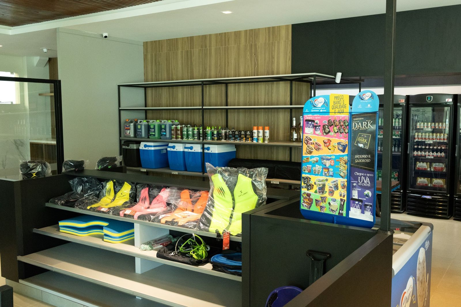 Loja de conveniência com acessórios, coletes e geladeiras