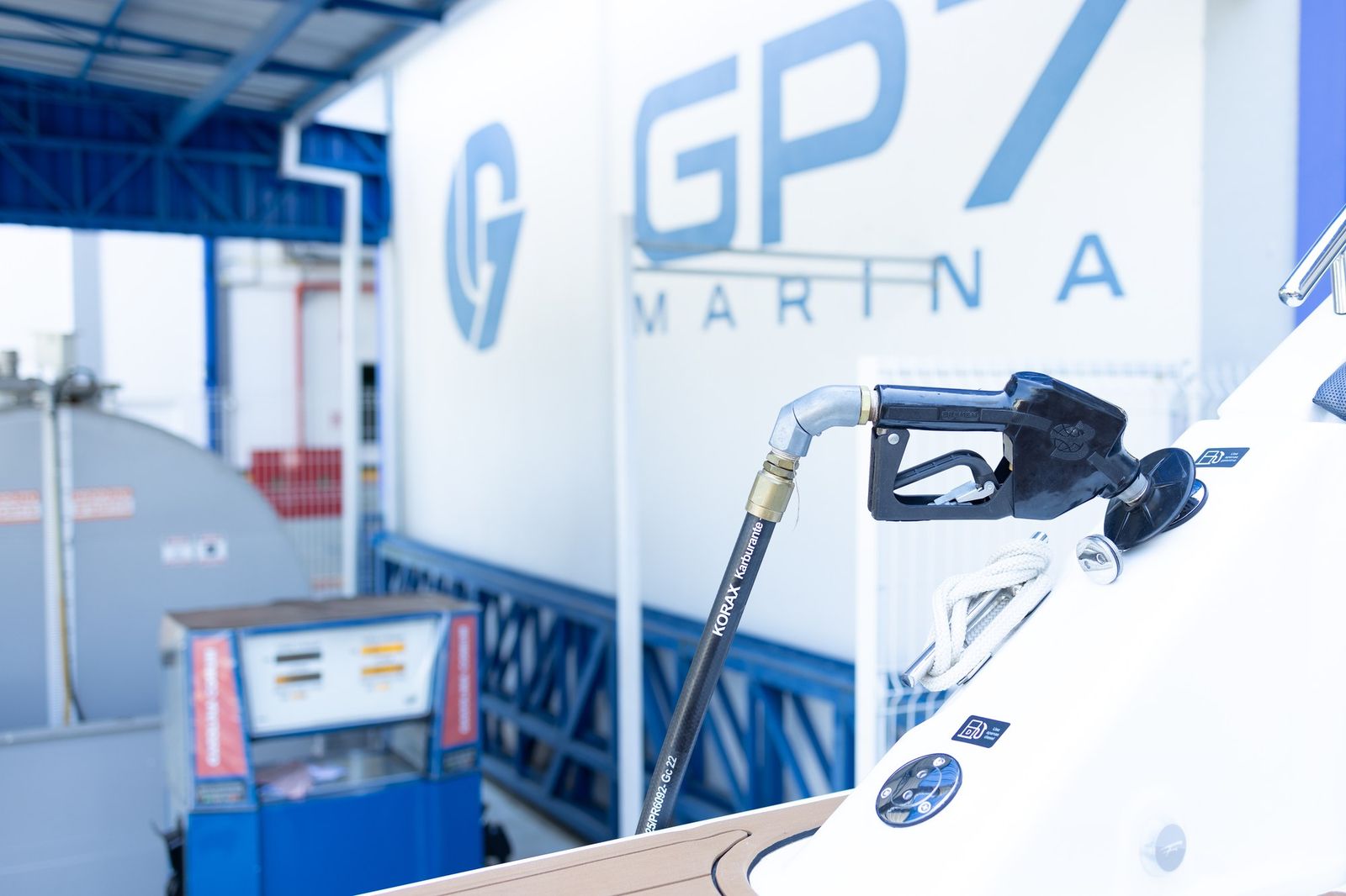 Bico de combustível na proa de uma lancha, com a marca GP7 ao fundo